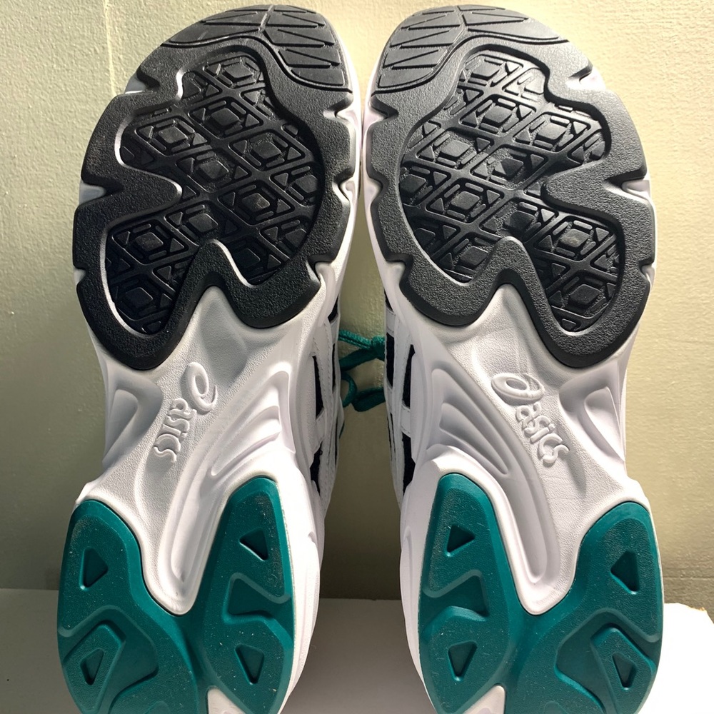 ASICS - Picture 11 of 13